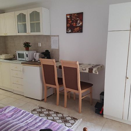 Kriszta Apartmanhaz Apartment Balatonlelle Exterior photo
