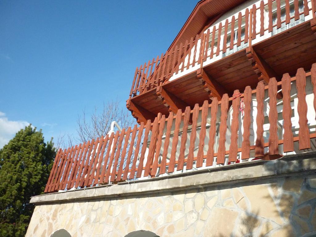 Kriszta Apartmanhaz Apartment Balatonlelle Exterior photo