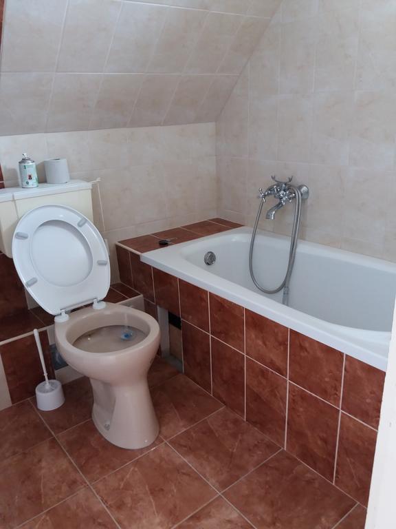 Kriszta Apartmanhaz Apartment Balatonlelle Exterior photo