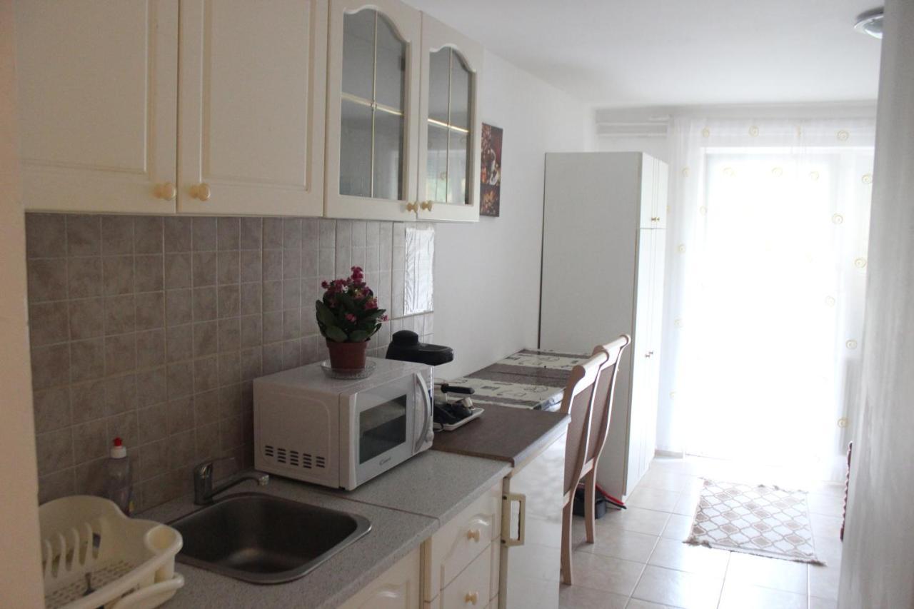 Kriszta Apartmanhaz Apartment Balatonlelle Exterior photo